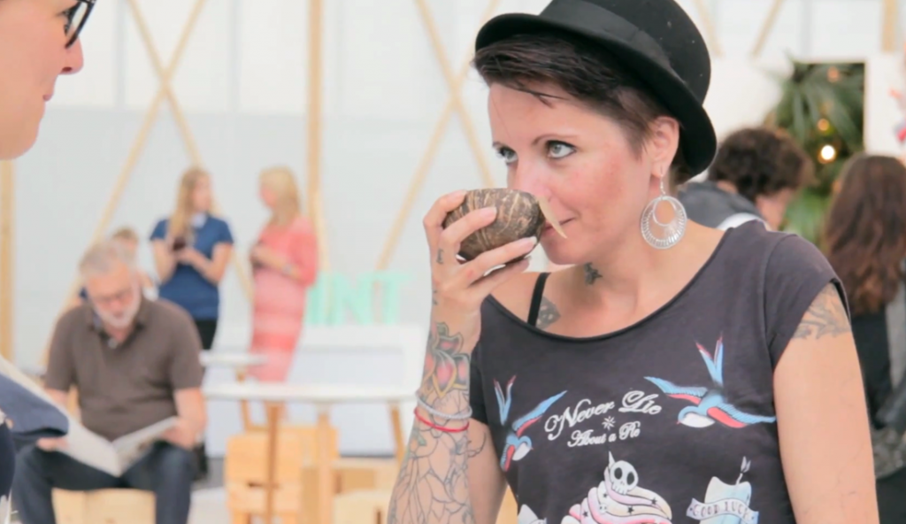 Besucherinnen im FAIR FAIR Shop auf der MINT in Amsterdam 