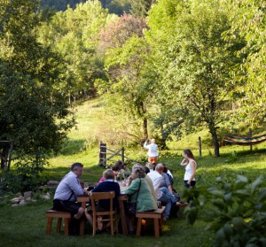 Gemeinsames Mahl am Waldesrand. Bild: Feldküche/B. Kovats