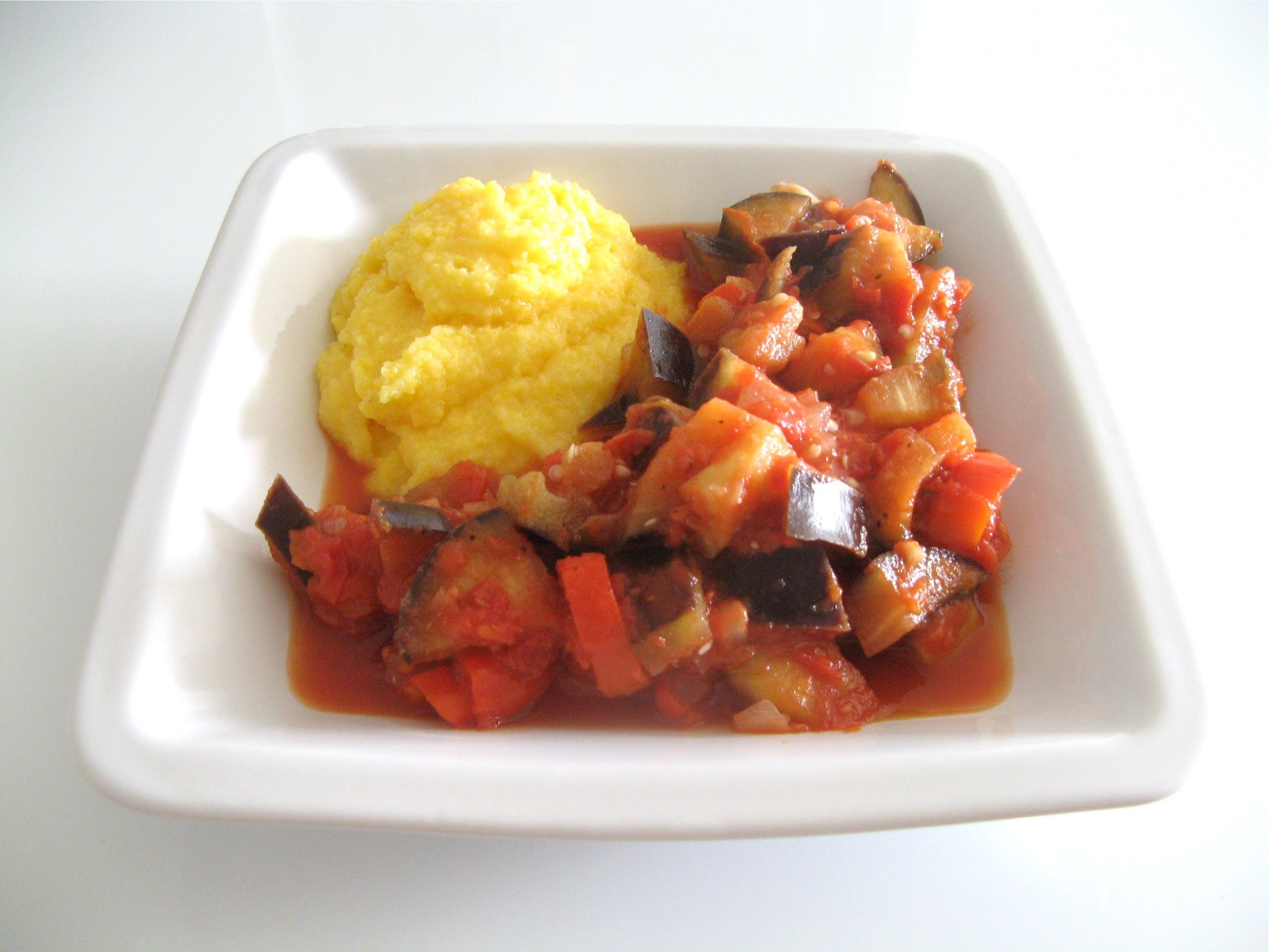 Alles andere als arm: Auberginen-Paprika-Eintopf mit Polenta - BIORAMA